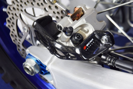 Racing Carbonowa Osłona Hamulca Tylnego Yamaha Yz 250f '21-'24, Yz 250fx '22-'24, Yz 450fx '22-'24, Kawasaki Kx 250 '20-'24, Kx 450 '20-'23 Fantic Xx125 '22-'24, Xx 250 '22-'24, Xxf 250 '22-'24, Xxf 450 '22-'24