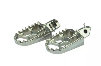 PODNÓŻKI PEGI ALUMINIOWE KTM SX/EXC '23- , HUSQVARNA '23-, GASGAS '24-, SHERCO '08-'25, BETA RR '05-'19, HUSABERG '08-'14 KOLOR TYTANOWY (SREBRNY)