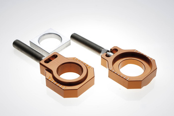 Napinacz tylnej ośki ze śrubą ktm sx/sxf 125-450 '13-19, husqvarna tc 125/250 / fc 250/350/450 '15-18 (śr. 25mm) kolor pomarańczowy (kpl. 2szt)