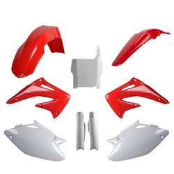 KOMPLET PLASTIKÓW (FULL KIT) HONDA CRF 450R '04 W ZESTAWIE TABLICA PRZEDNIA (8661900001) I OSŁONY AMORTYZARORÓW (8351700001) KOLOR CZERWONO BIAŁY OEM