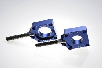 Napinacz tylnej ośki ze śrubą husqvarna tc/te '04-'14 kolor niebieski (kpl.-2szt.)